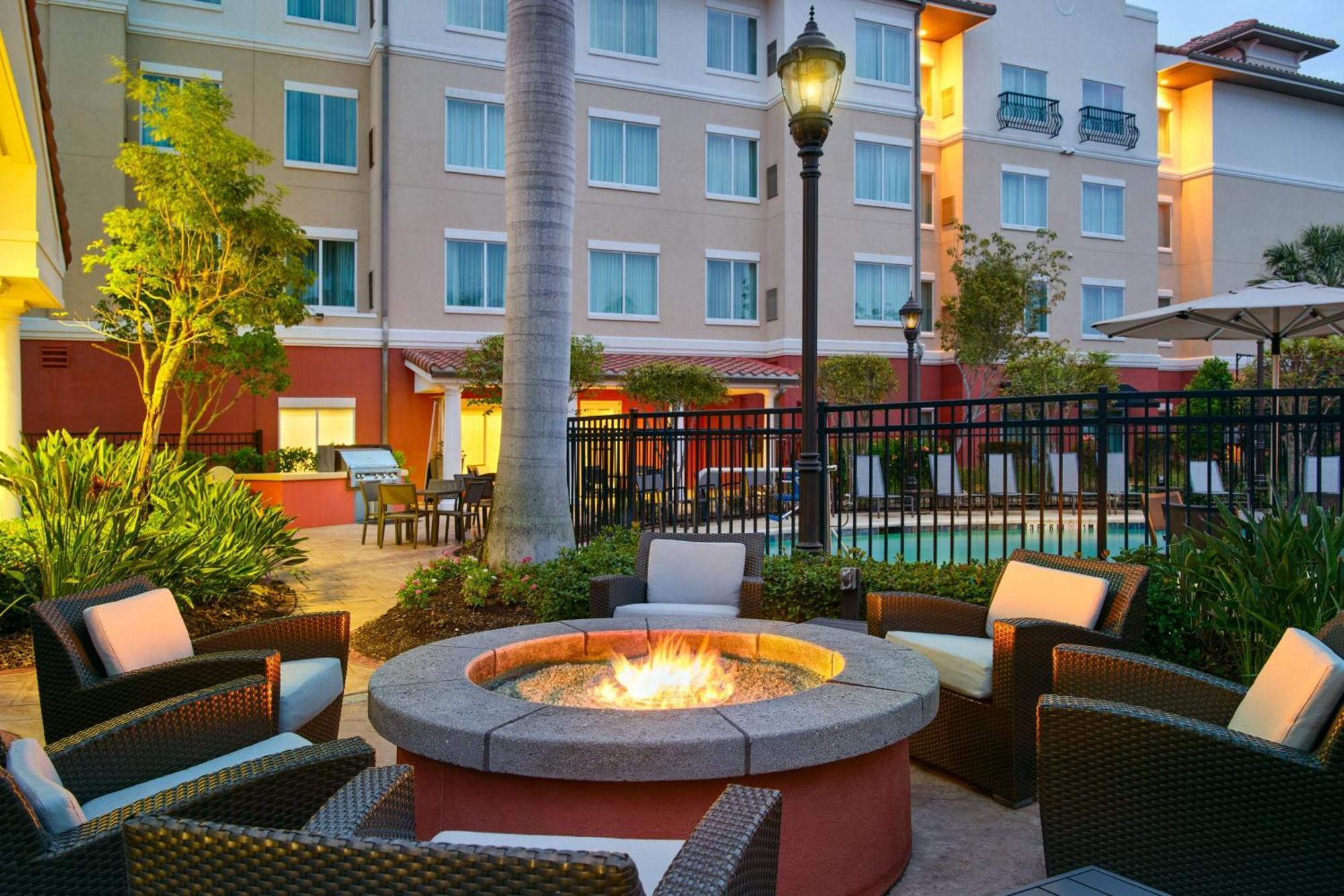 Residence Inn By Marriott Fort Myers At I-75 And Gulf Coast Town Center Estero Bagian luar foto